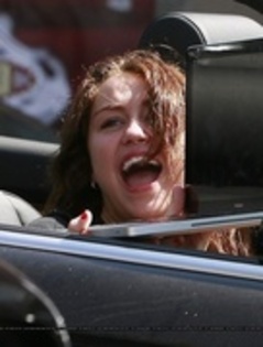 CJLUJHTCJWUQYOOEBQJ - Miley and her mother drive to Hollywood