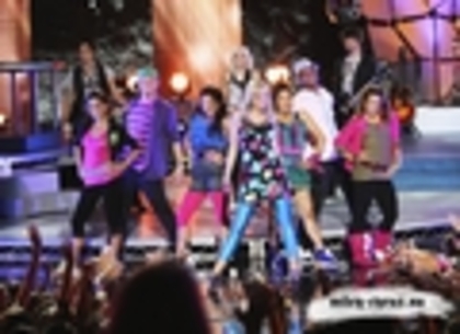 Hannah-Montana-performing-Best-of-Both-Worlds-at-the-3-Season-Concert-hannah-montana-14163707-120-87