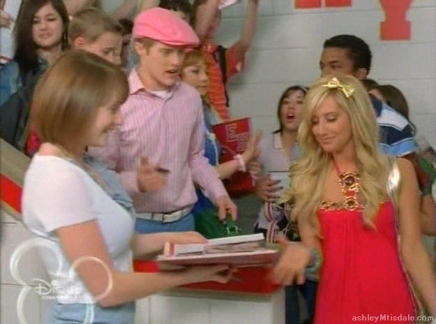 ashleyMtisdale_com-highschoolmusical2-whattimeisit-158