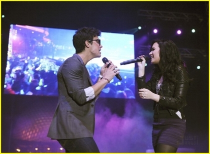 normal_demi-lovato-joe-jonas-make-waves-08