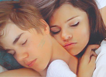 jelena-sleeping-justin-bieber-and-selena-gomez-24044148-446-325