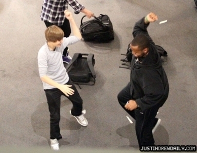 ~ ~ 4 ~ ~ - Justin Bieber Leaving New Zealand