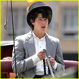 nick-jonas-top-hat-horse