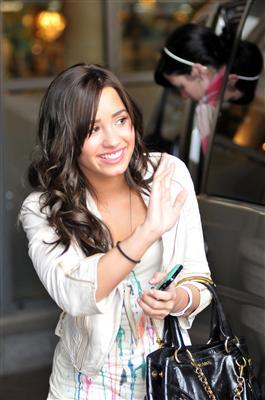 Web_400x400_16384_4184106-100000814 - Demi Lovato arriving at her hotel after appearing on This Morning
