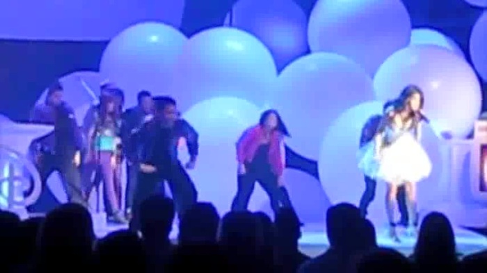 SELENA GOMEZ Performs Live with BELLA. ZENDAYA and Entire SHAKE IT UP Cast! 137