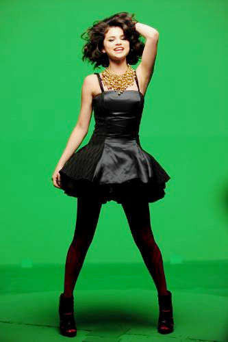 Selena-Gomez--filmari-clip-Naturally[3]