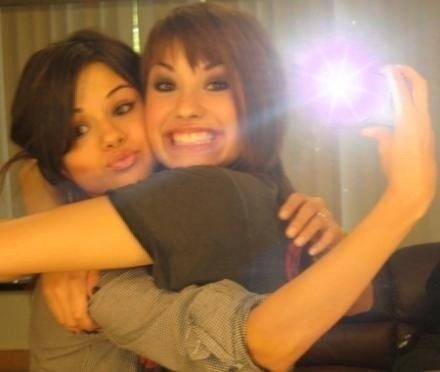 Selena si Demi