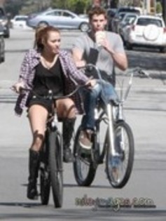 26264014_HOIKBVLZN - x Riding Her Bike in Toluca Lake