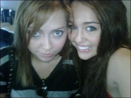 Miley Cyrus - With her Family 2010 (21)