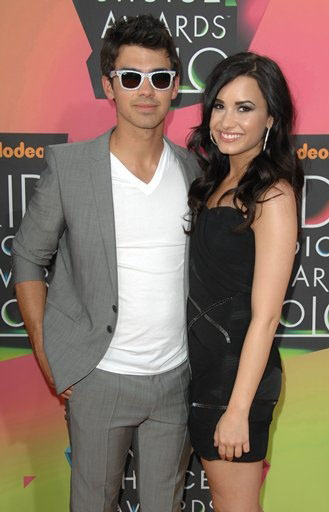 Joe_Jonas_With_Demi_Lovato - Demi Lovato Attends 2010 Kids Choice Awards