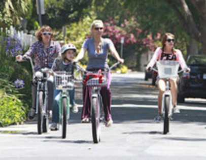 JQRKBMUQGAAZUSDCGSP - Miley Cyrus Family Bike Ride