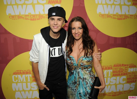 Justin-Bieber-mom-CMT-Awards-Red-Carpet-10