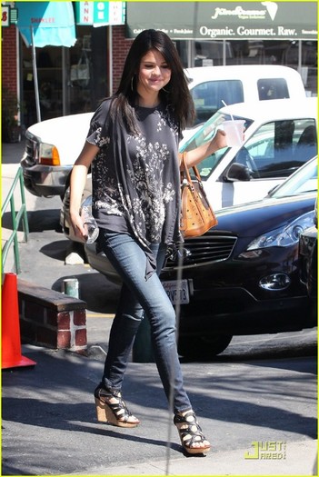 selena-gomez-mexican-meetings-09 - x - Selena Gomez - x