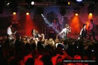 KKYPDTRZNGOIRMNHACN - camp rock european premier concert