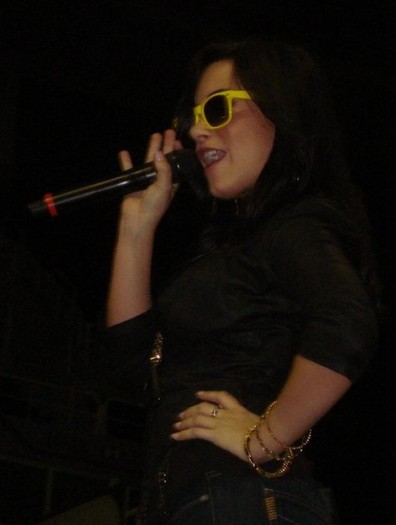 with yellow glasses - Live in Brazil