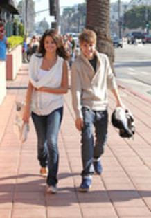 31454141_XTGSFLJCX - X Selena Gomez and Justin Bieber at the Santa Monica Pier