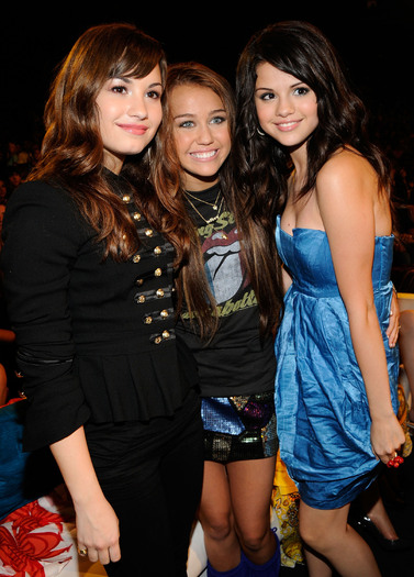 Demi Lovato, Miley Cyrus E Selena Gomez