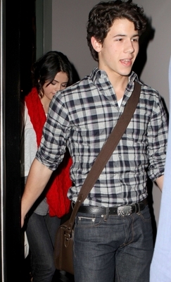 normal_001~7 - Selena and Nick at Phillipe Chows-February 2nd 2010