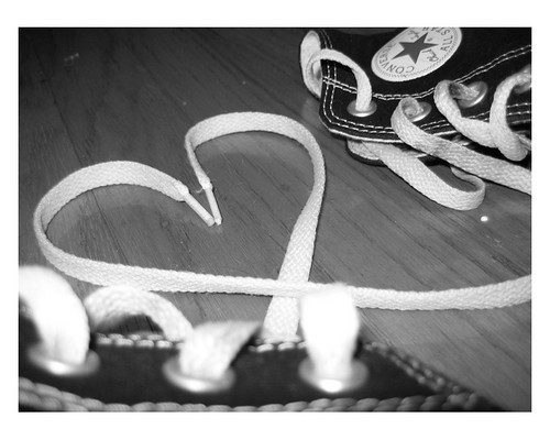 converse,love,heart,shoes,shoe,photography-9bf0c24ee3d5ac09a08641316dffc13b_h - Love Is In The Air