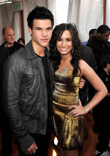 Demi+Lovato+++Taylor+Lautner - Demi Lovato Attends 2009 Kids Choice Awards
