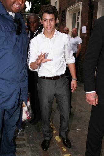 normal_MQ002 - Nick-Out at Queens Theatre in London