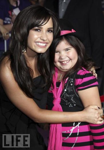 85968773 - demi lovato and her litle sister