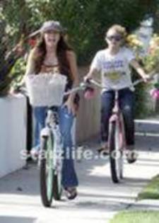 24866546_BMSSPLRNJ - x Emily si Miley cu bicicleta