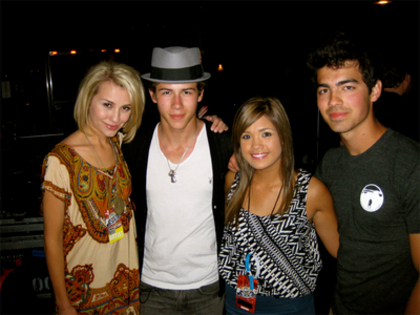 normal_nicole_chelsea_nick_joe