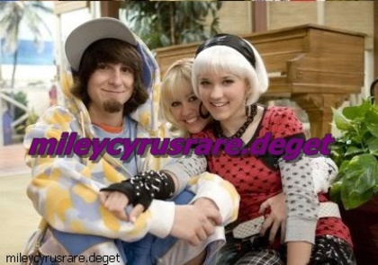cast10 - a very very very rare pic with emily and mitchel and miley