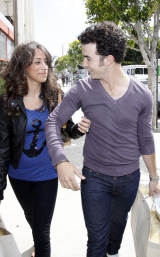 normal_MQ012 - Kevin and Danielle-Out shopping in Beverly Hills