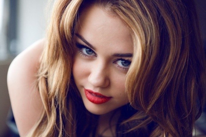Miley-Cyrus-VIJAT-MOHINDRA-2011-Photoshoot-miley-cyrus-22894224-830-553 - x -x Miley Smiley
