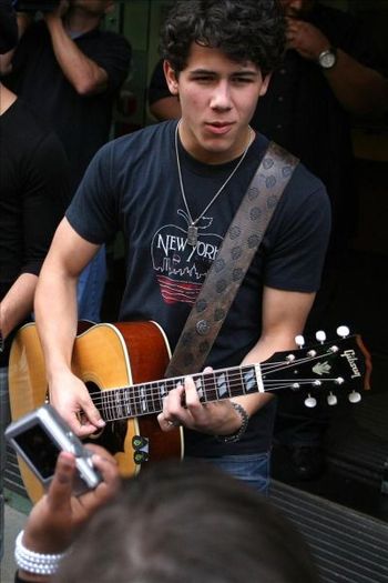 Nick-Jonas-photo