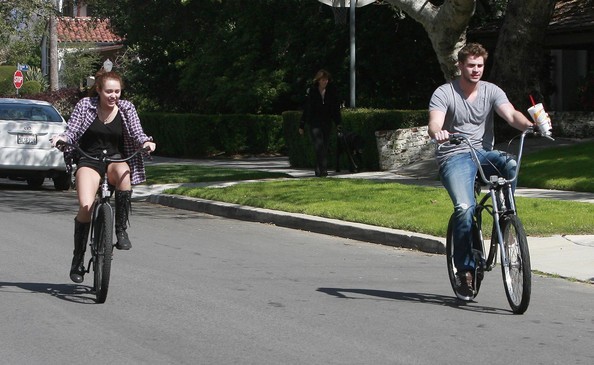 Miley+Cyrus+Liam+Hemsworth+Out+Bike+Ride+iUVy_72ASfel - Album for Miley real