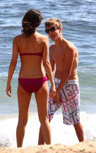 Justin-bieber-selena-gomez-beach-2011-13