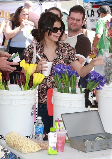 Selena+Gomez+Family+Out+Farmers+Market+fbgxphgxy1xl