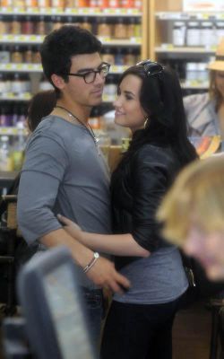 Demi and Joe at a local Grocery Store (11)