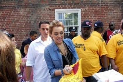 IMG_4 - Greeting Fans after her Photoshoot in NY