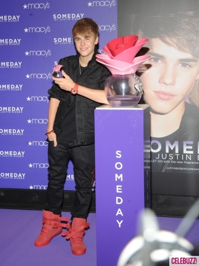 Justin-Bieber-attacked-Macys-Fragrance-Event-in-NYC-4-435x580