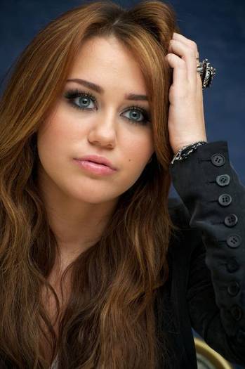 Miley-Cyrus_COM-TheLastSongPressConference-2010mar13-002 - The Last Song Press Conference - March 13th 2010