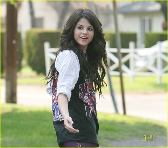 selena-gomez-sick-skateboarder-20