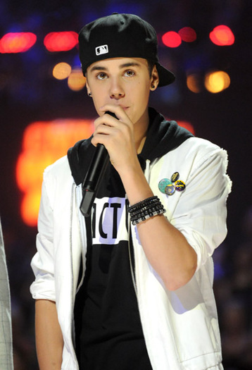 justin-bieber-cmt-awards-2011