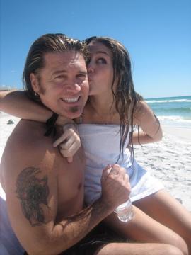 Miley-Cyrus-and-Billy-Ray-Cyrus-Beach-Photo - with family