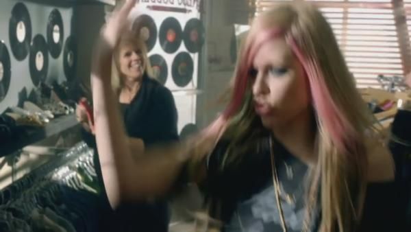 What-The-Hell-Screencaps-avril-lavigne-18776027-600-338 - WTH