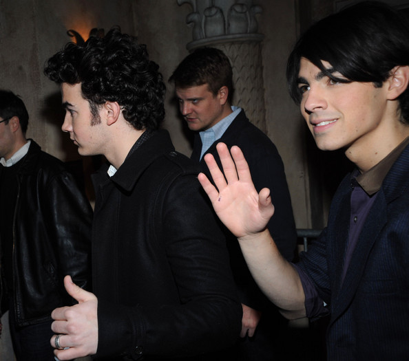 Jonas+Brothers+Unveil+Their+Wax+Figures+Madame+ANdo2LJeEiWl