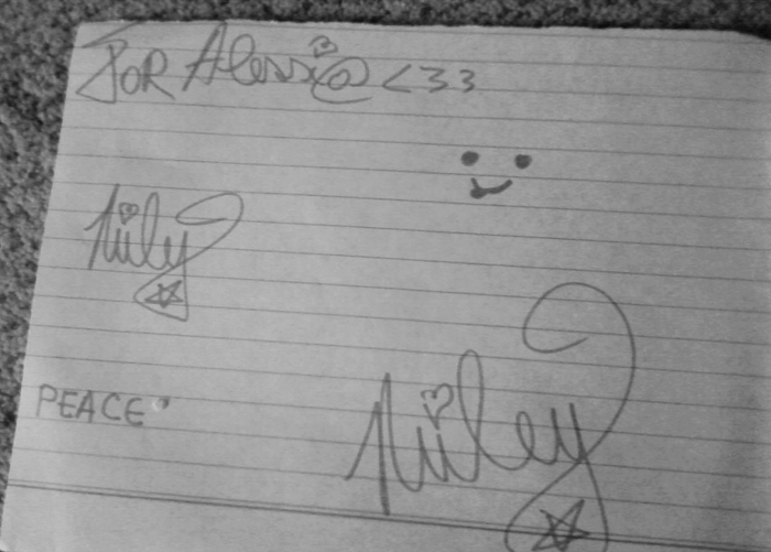 thx MileyUltimeParty i love you - My autograph-Miley