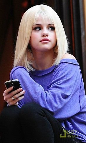 selena_gomez_blonde_wig_1.0.0.0x0.292x484