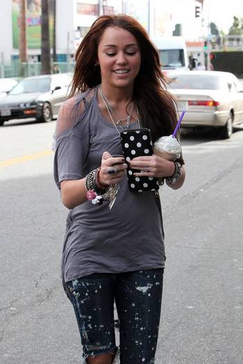 miley-cyrus_COM_CoffeeBean_9Jan2010_041