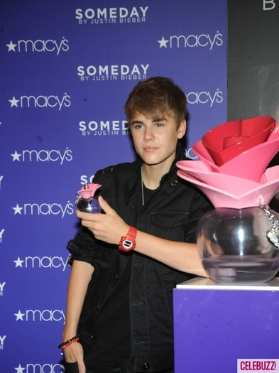 Justin-Bieber-attacked-Macys-Fragrance-Event-in-NYC-6-435x580