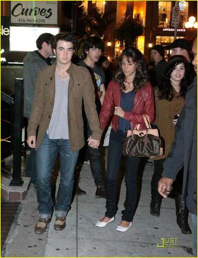 kevin-joe-jonas-date-demi-danielle-04 - Demi Lovato and Jonas Brothers