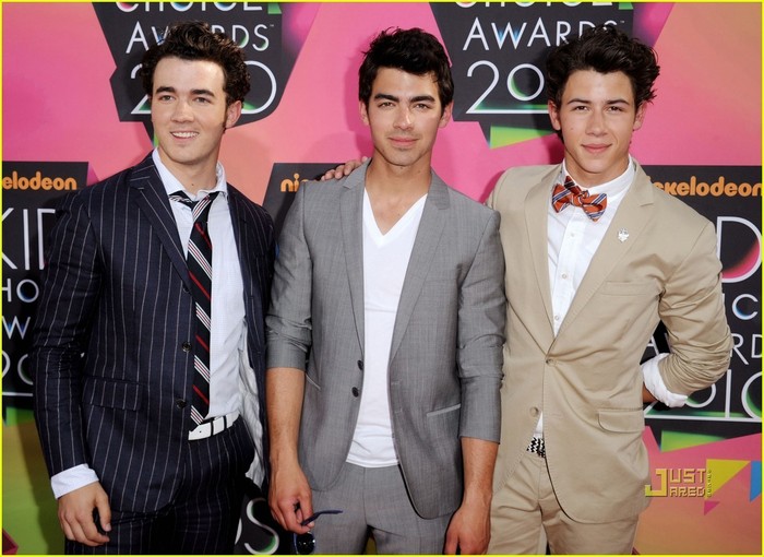Jonas-Brothers-Kids-Choice-Awards-2010-with-Girlfriends-joe-jonas-11135781-1222-890[1] - Jonas Brothers at Kids Choise Award with Girlfriends
